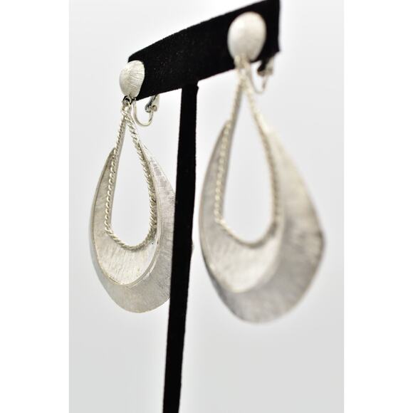 Vintage Oval Clip On Earrings Brushed Silver Textured Metallic Chunky NOS BinA18 - Picture 3 of 13